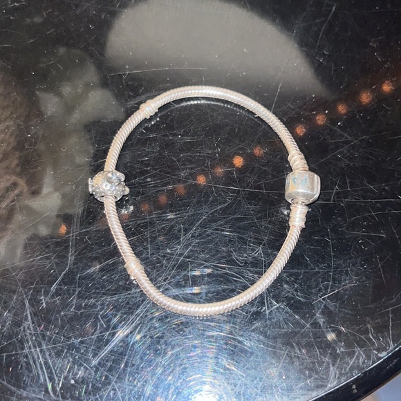 Pandora starter charm bracelet. Comes with one charm BEAUTIFUL BRACELET - Picture 7 of 10